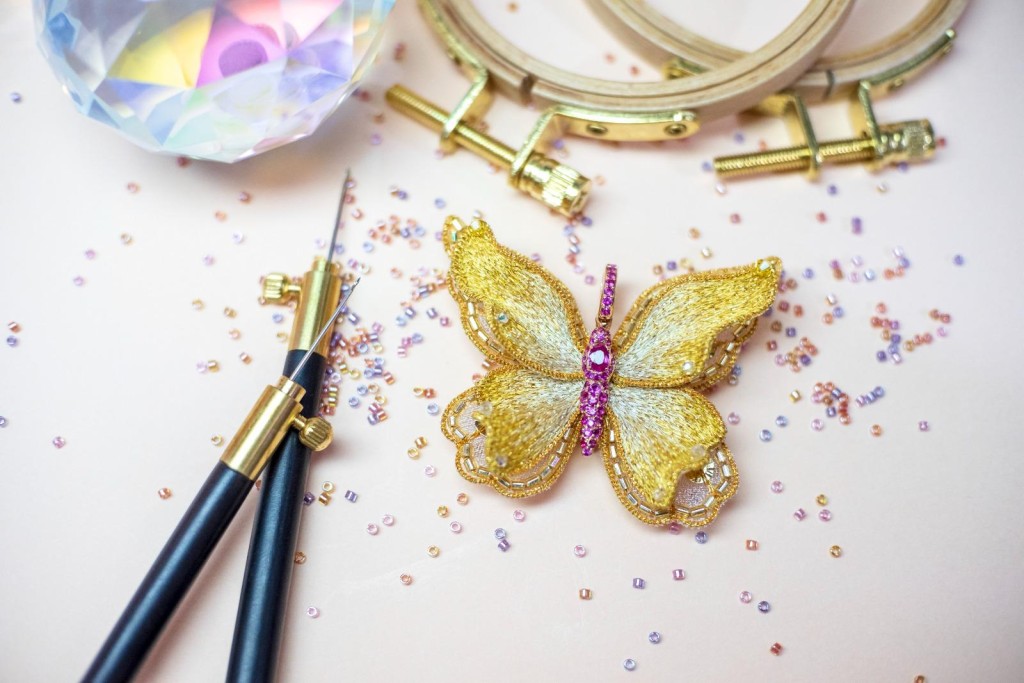 配搭不同的颜色珠子刺绣点缀于蝴蝶的漂亮翅膀。