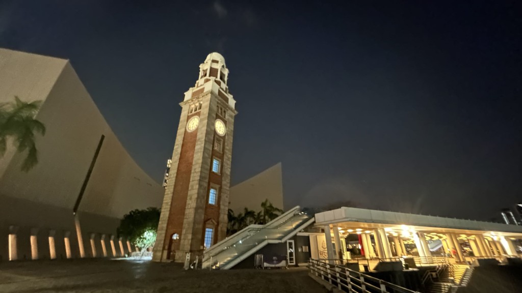 本港地區今日天晴乾燥。早上寒冷。蔡楚輝攝