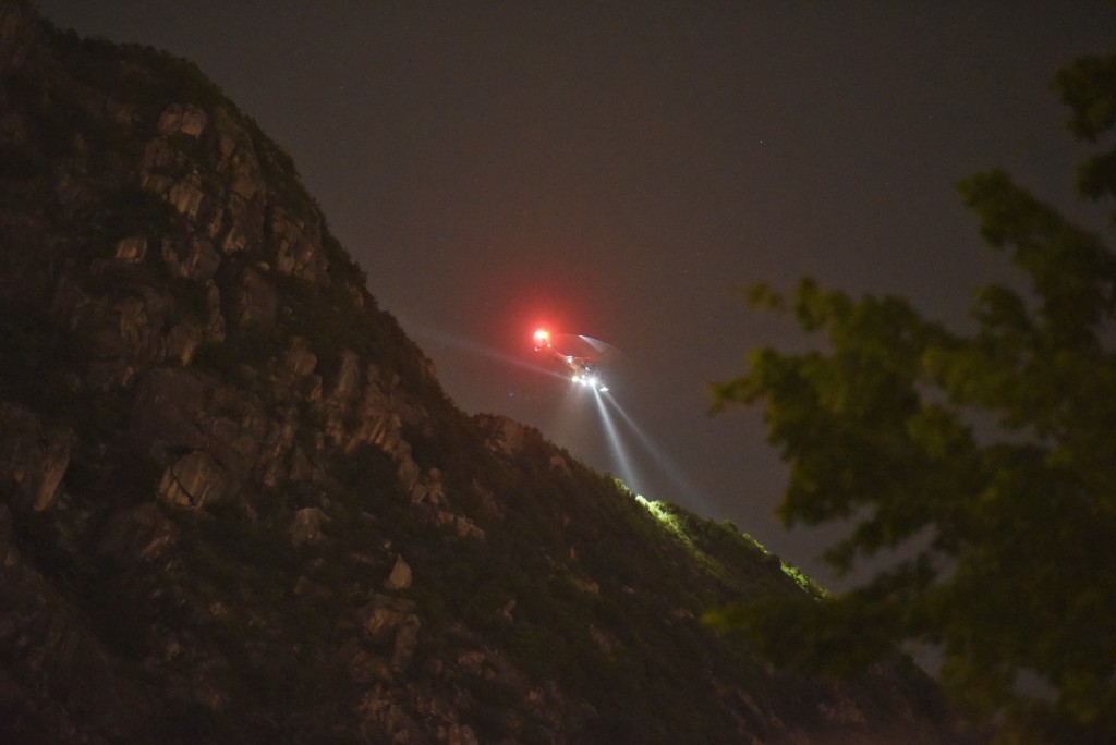 直升機在場搜救後，證實墮崖男子當場不治。