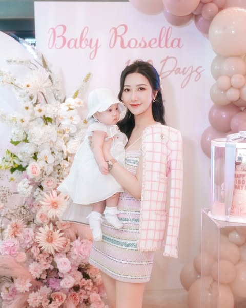 何依婷與女兒似足餅印。