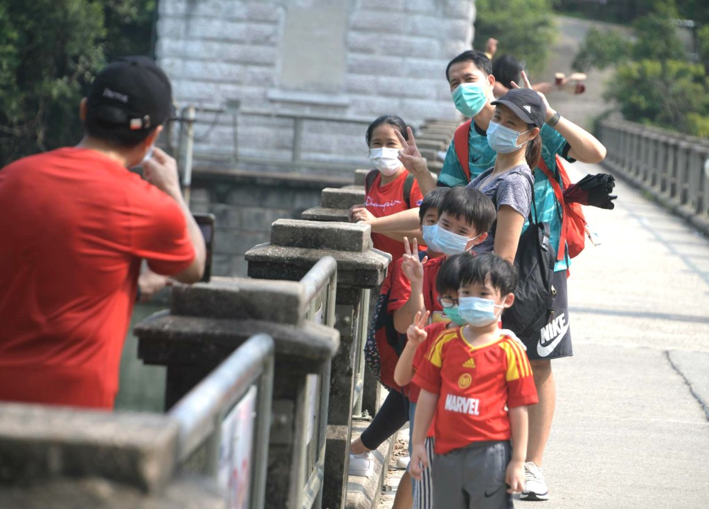 市民湧去郊外呼吸新鮮空氣。
