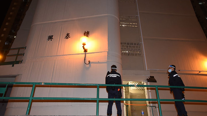大興邨興泰樓周六被當局圍封強檢,惟至今早解封後1小時,保安揭發一名七旬老翁猝死家中。資料圖片
