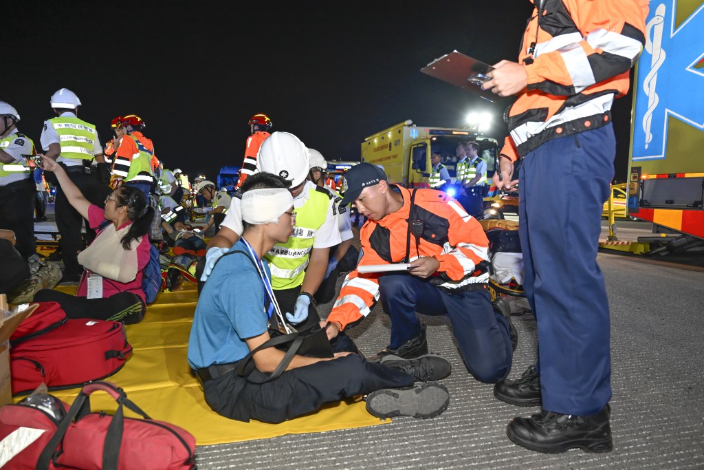 演習模擬一架載有120人的離港客機，在中跑道滑行時突然中止起飛。