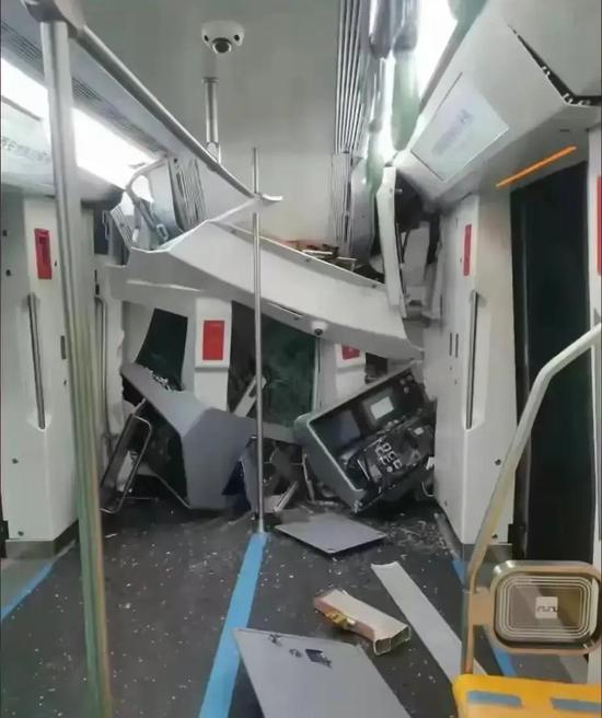 西安地铁试车发生事故，列车严重变形。