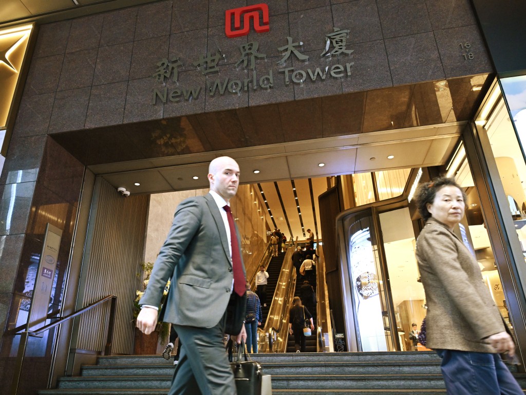 新世界近期多次傳出股權變動，昨晚該公司發公告澄清，指已向控股股東周大福企業查詢，並獲告知已接獲部分潛在投資者。