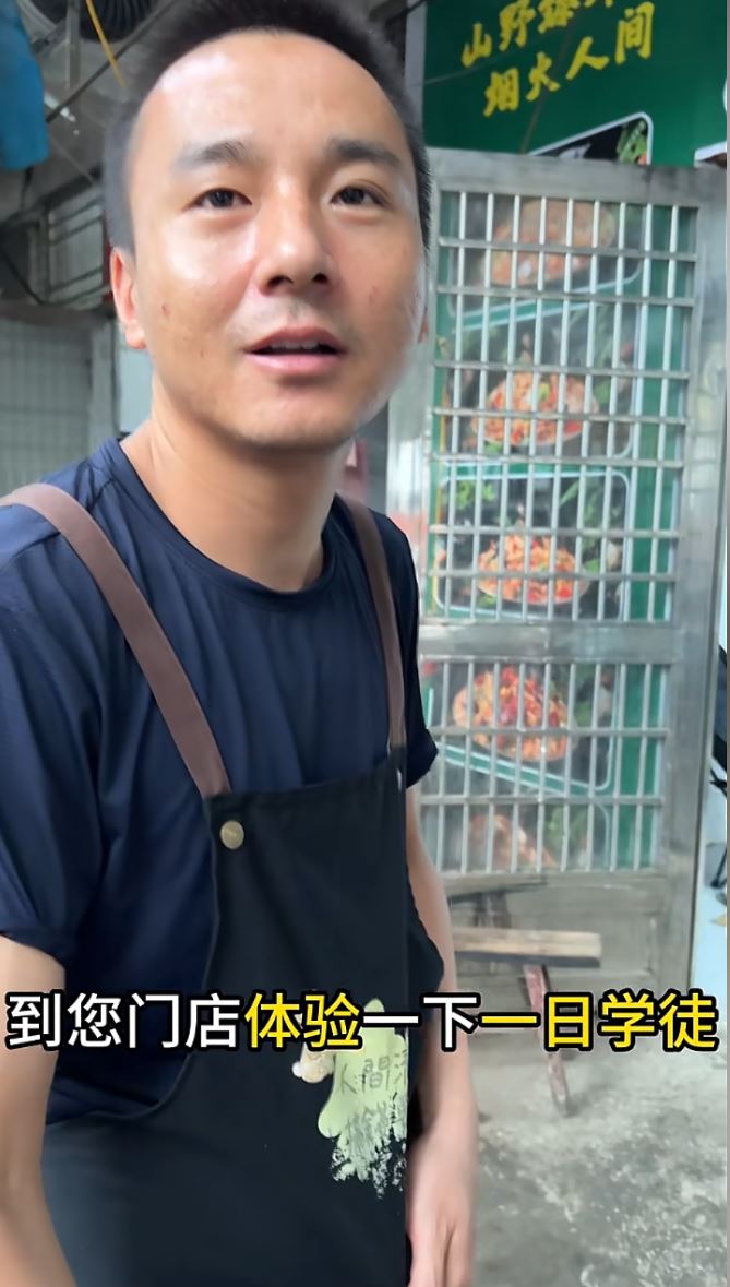 炒饭店老板张山野谦称自己做的是举手之劳。抖音