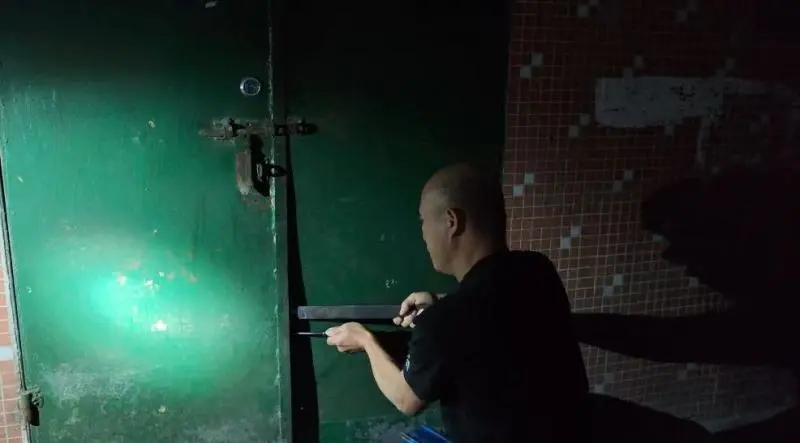 外卖员闻声报警消防破门施救。