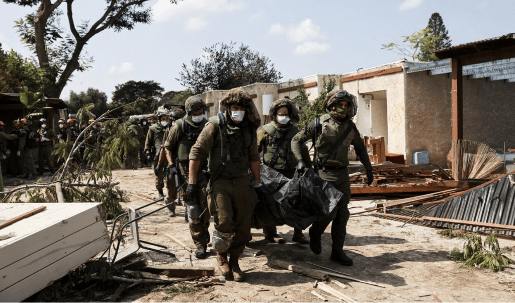 以色列南部農業社區卡法阿扎被「屠村」，以軍在收集被殺害民眾的屍體。路透社