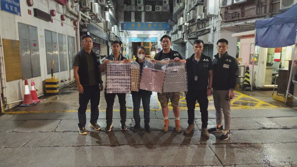 警深水埗搗破地下撲克賭場 拘捕72人 警深水埗搗破地下撲克賭場 拘捕72人