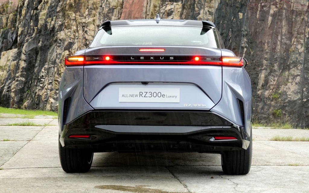 凌志RZ300e Luxury纯电动SUV车尾两端立体三角扰流翼，可引导气流增强下压力。