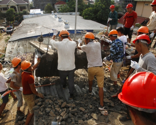 柬埔寨一幢仍在施工的中資住宅大樓倒塌事故，死亡人數已增至17人，24人受傷。 AP圖片
