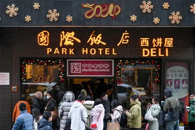 2024年1月7日，上海，黃河路上國際飯店購買蝴蝶酥的遊客排起一百多米的長隊。澎湃新聞