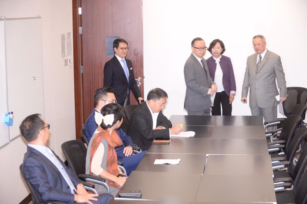 立法會民主派與建制派議員早上舉行協商會議。