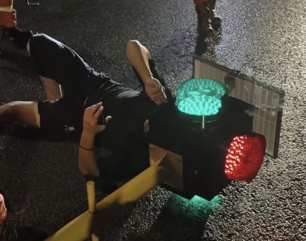 男子騎電動單車不慎撞上臨時紅綠燈,頭部卡進燈柱。封面新聞 男子騎電動單車不慎撞上臨時紅綠燈,頭部卡進燈柱。封面新聞