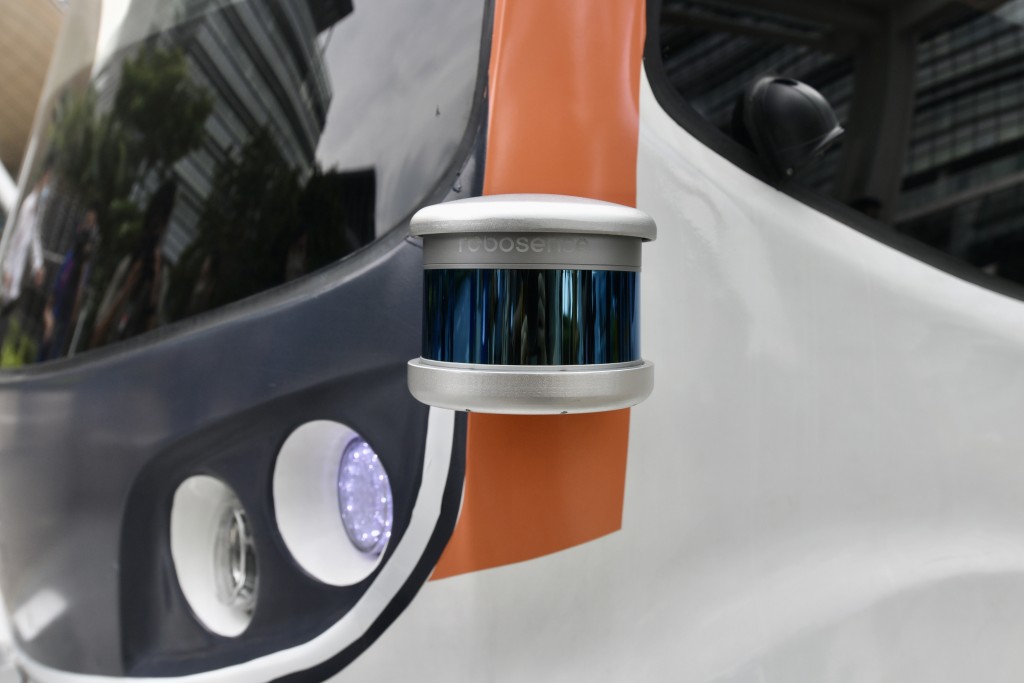 自动驾驶车辆设有11个不同种类的感应器。