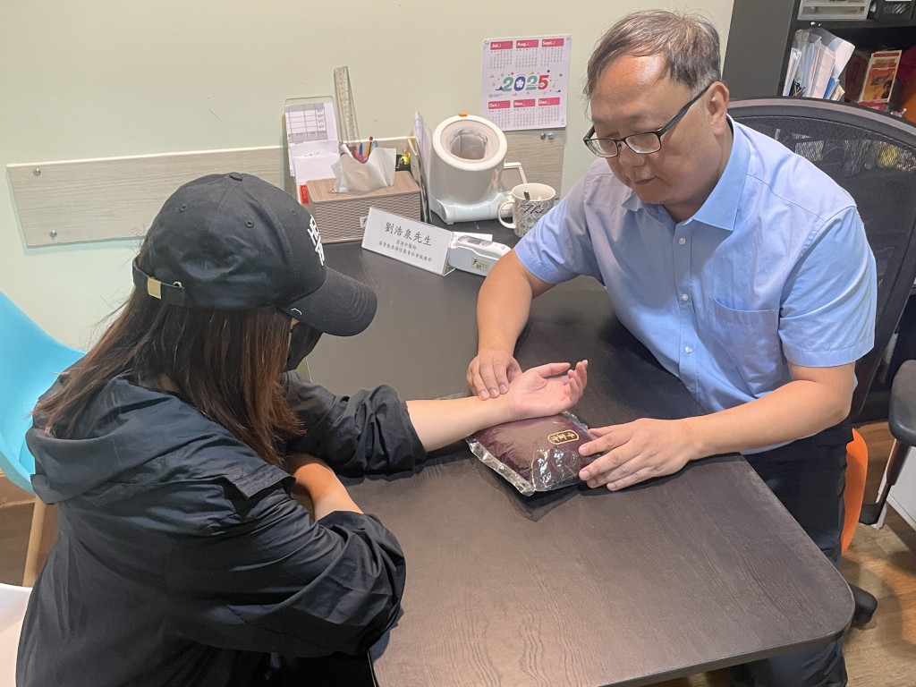 基督教香港信義會社會服務部資深中醫師劉浩泉表示,中藥沒有依賴性,機構的中醫戒毒服務具備逾10年臨床經驗。 基督教香港信義會社會服務部資深中醫師劉浩泉表示,中藥沒有依賴性,機構的中醫戒毒服務具備逾10年臨床經驗。