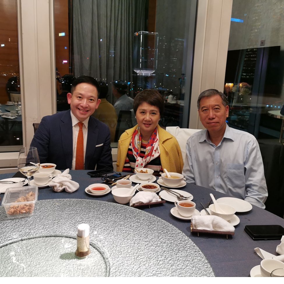 （左起）向展鵬、四太梁安琪、TVB前行政總裁李寳安。