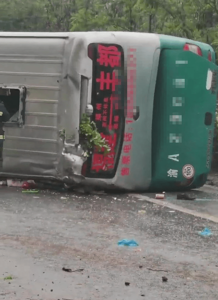 旅巴公司称事故主要原因是雨天路滑，否认存在超速、疲劳驾驶等情况。