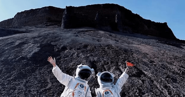 内蒙乌兰哈达火山地质公园似足外太空，引来大量“太空人”打卡。 微博