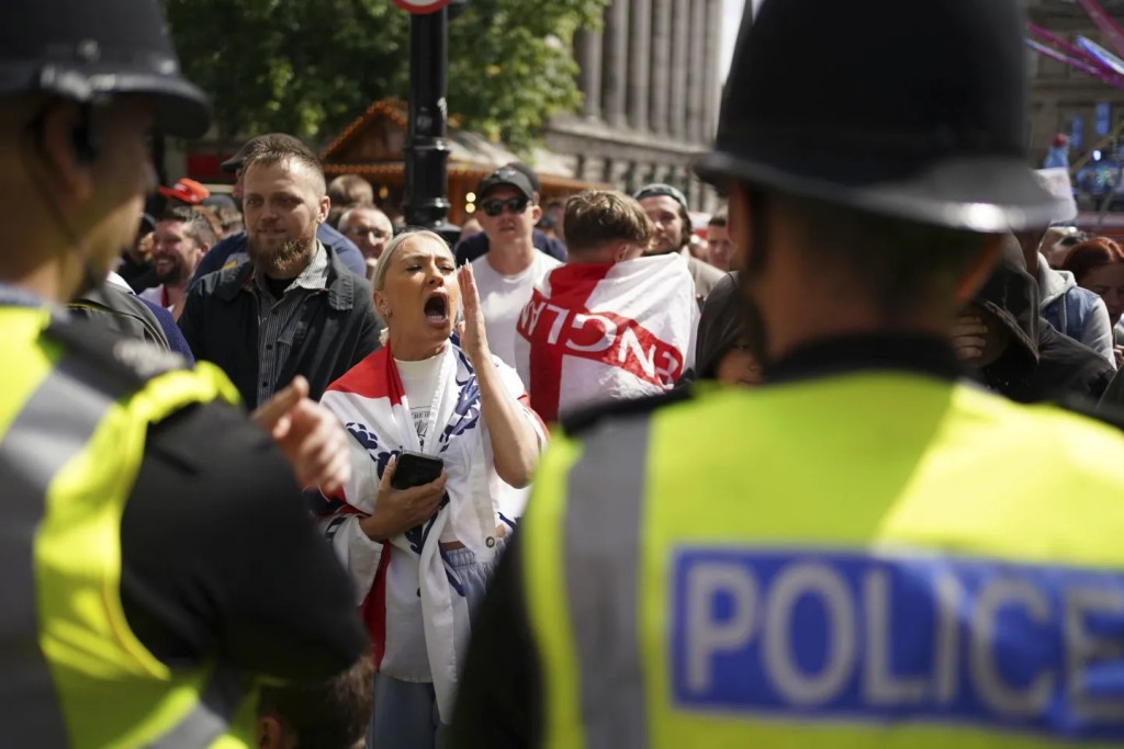 英國多地極右分子騷亂，中國駐英國使領館提醒中國公民及遊客切實注意安全。美聯社