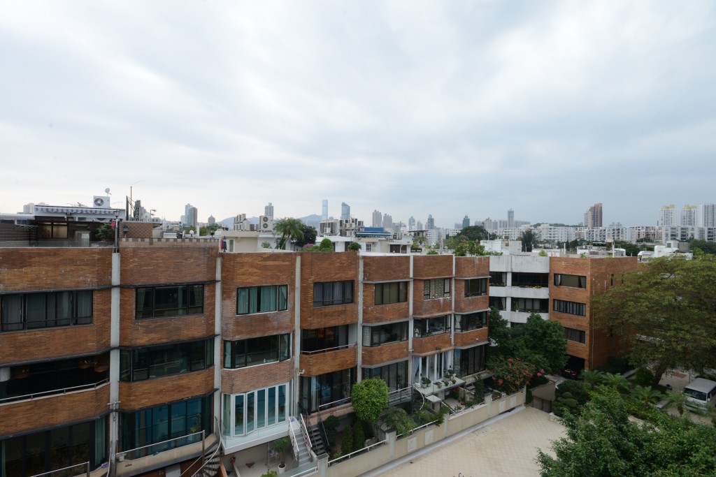 九龍塘新德園新德園一伙單號洋房最終以3,600萬元拍出，呎價15,293元。