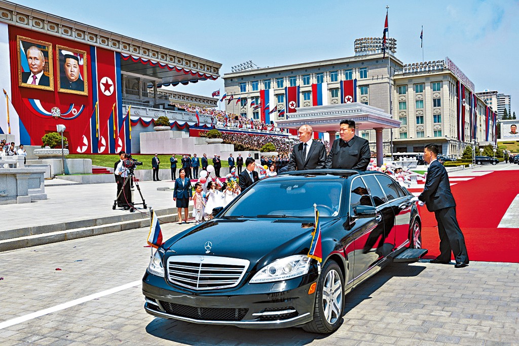 普京和金正恩昨日站在開篷轎車中，在平壤金日成廣場參加盛大的歡迎儀式。