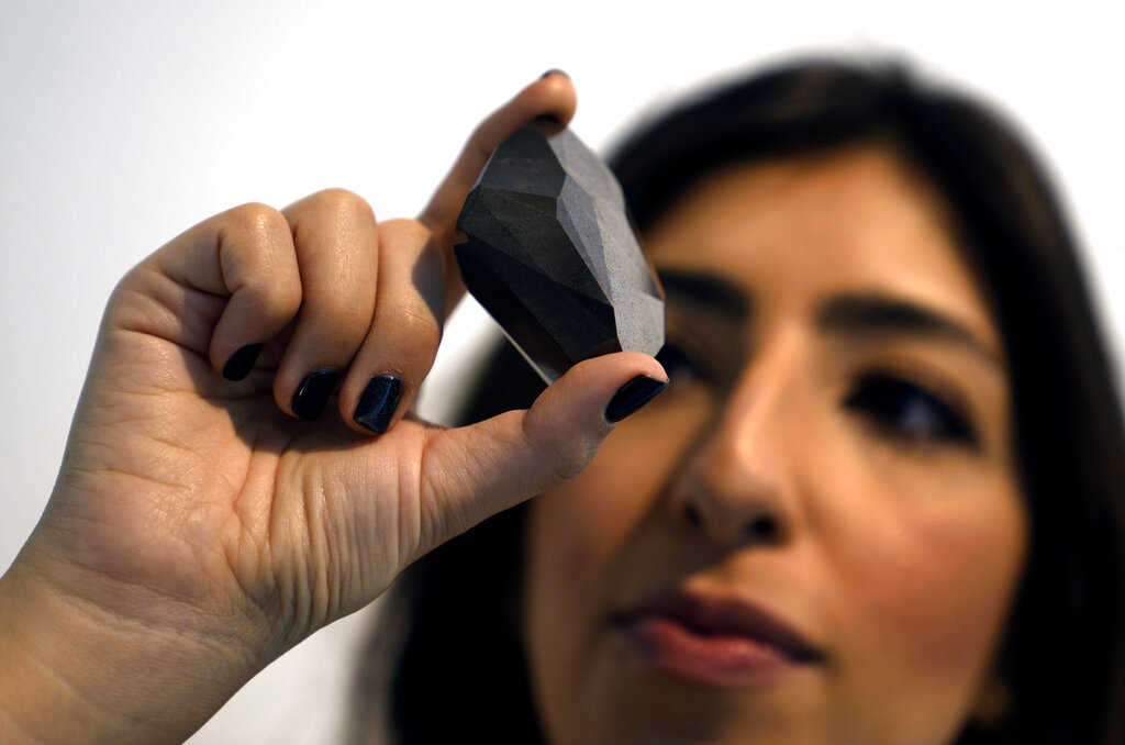 這枚黑鑽石估計來自外太空隕石。AP圖片