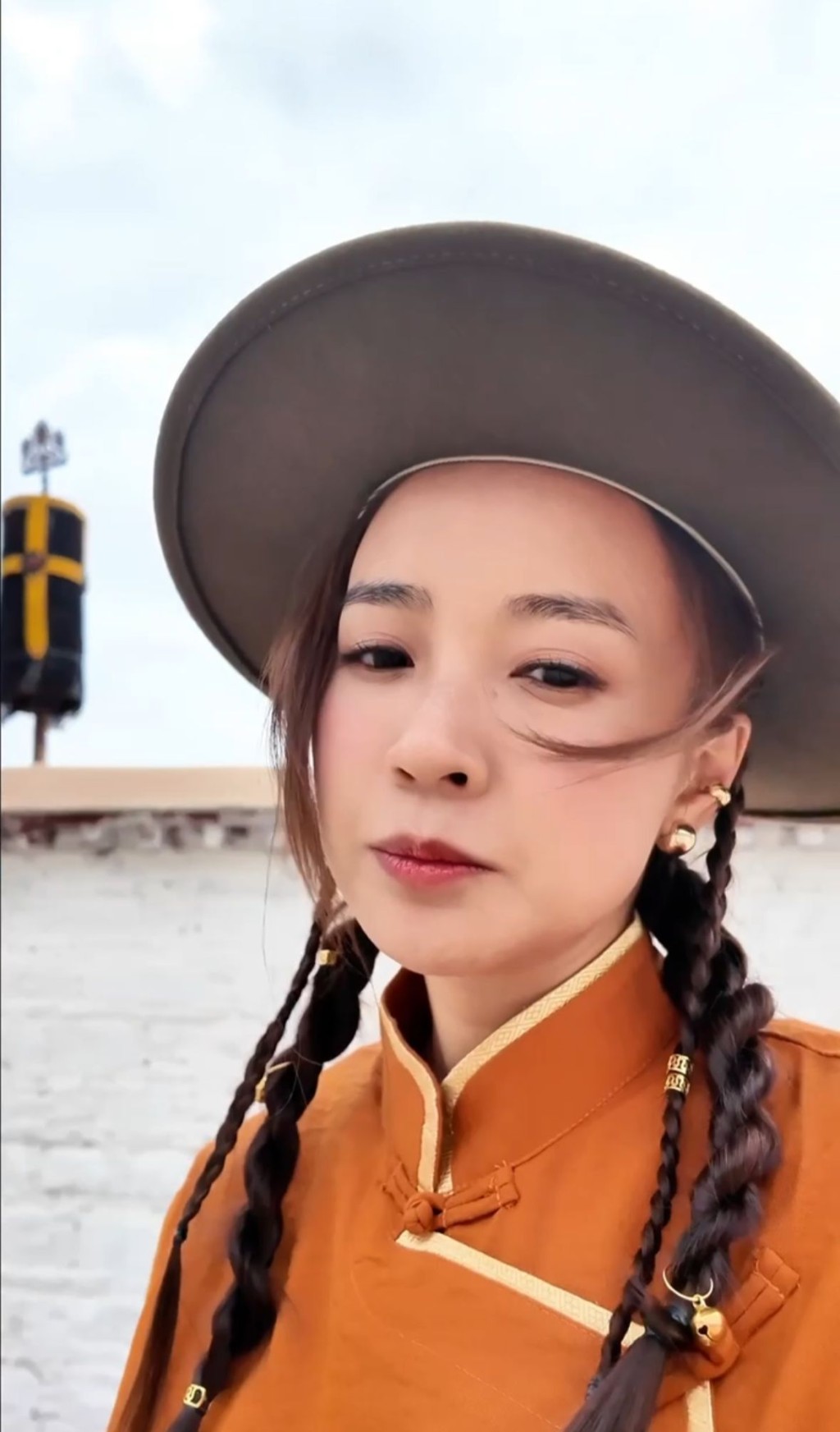 糖妹在西藏高原及神秘的西北沙漠之间唱歌。