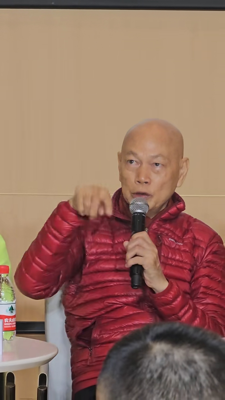 羅家英問女主持「汁」是甚麼,更用手比劃汁字是如何寫。 羅家英問女主持「汁」是甚麼,更用手比劃汁字是如何寫。