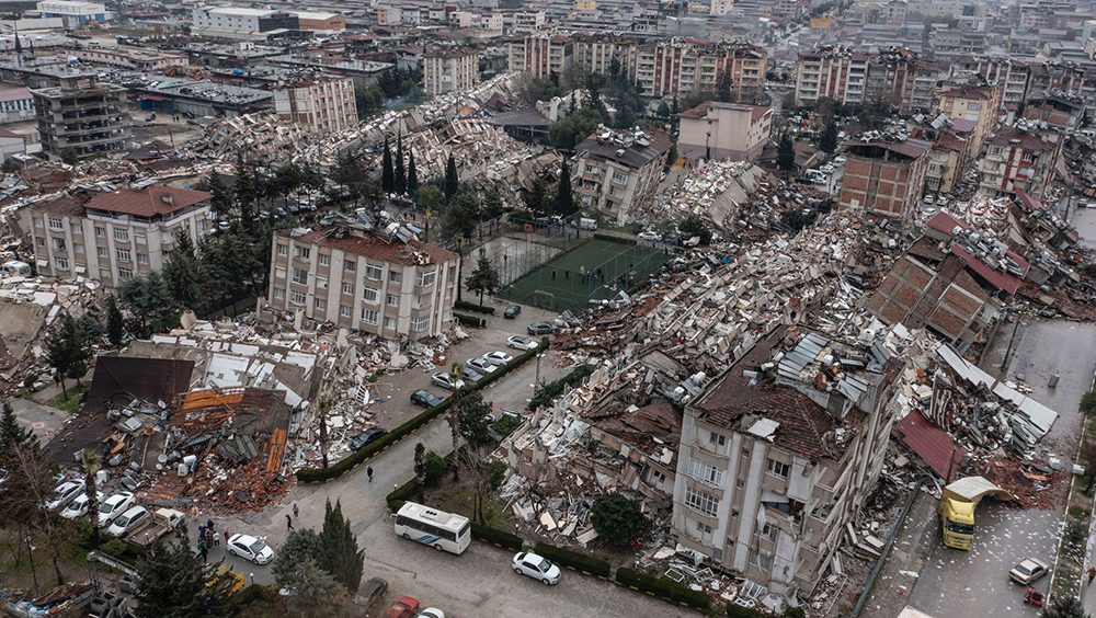 土耳其地震驚人航空照曝光，市區大樓「骨牌式」連環倒，綿延數百米。