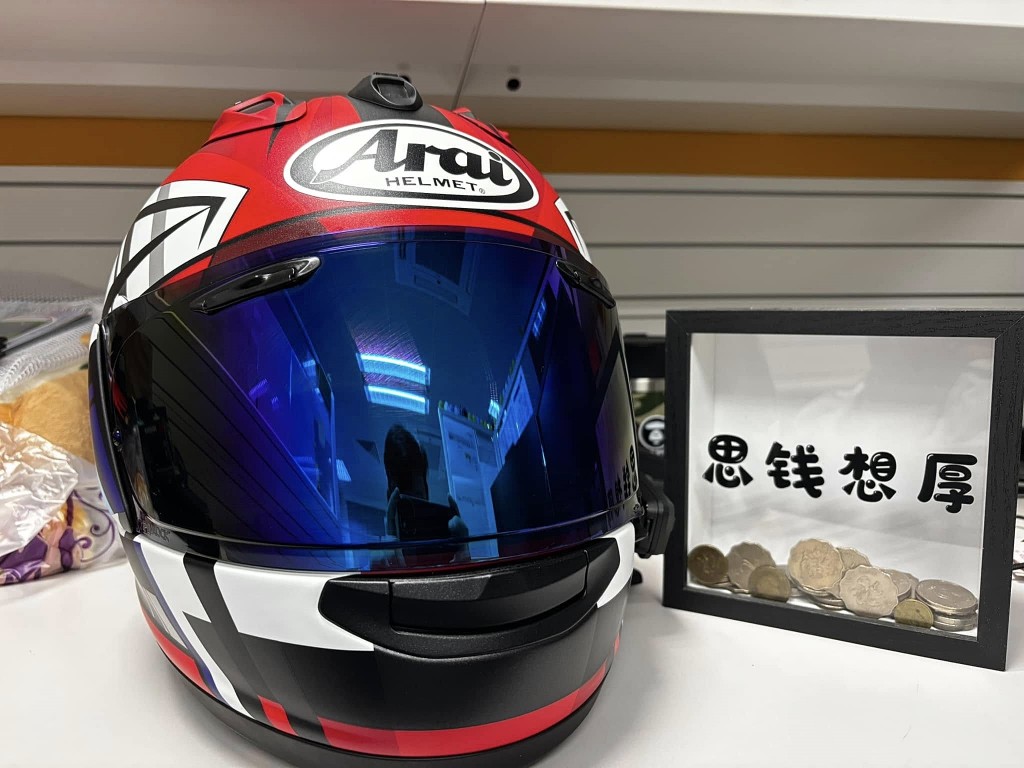 被盜去的頭盔是日本的高端頭盔品牌「Arai」，約值8000元。