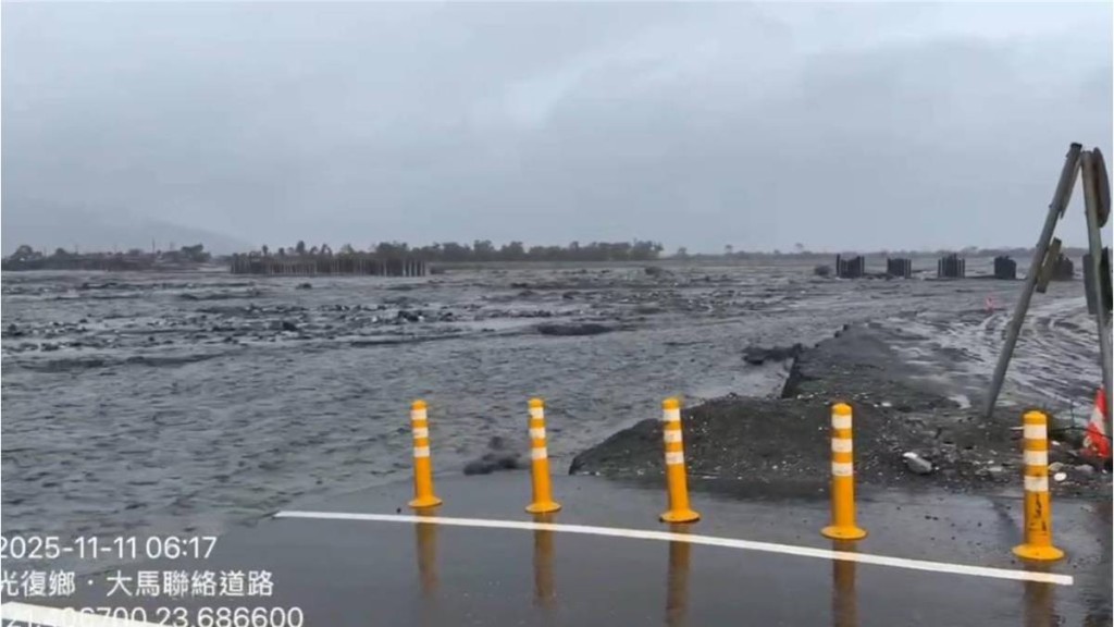 颱風鳳凰帶來的雨帶，已令花蓮馬太鞍溪水暴漲。中時