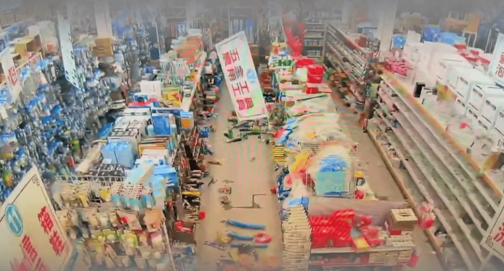 台東強震，超市商品「骨牌式」倒塌。 youtube