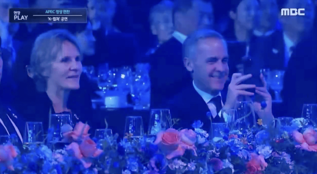 加拿大總理卡尼(Mark Carney)更化身「迷弟」,拿出手機不停拍攝。X@gdragon_japan 加拿大總理卡尼(Mark Carney)更化身「迷弟」,拿出手機不停拍攝。X@gdragon_japan