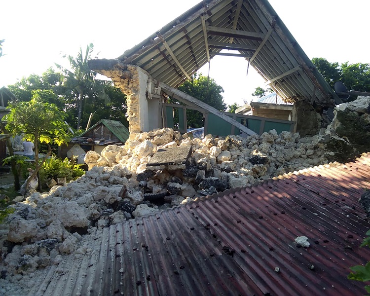 大量建筑物倒塌及有多间房屋损毁。AP 