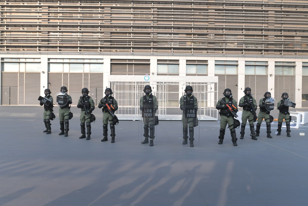 青山湾入境事务中心为应对中心内被羁留人士的冲突事故，于2020年6月成立的紧急应变队。梁誉东摄