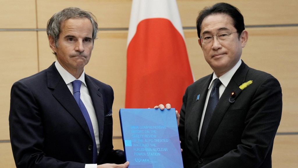 IAEA總幹事格羅西在核污水排放入海前訪問日本，將福島核污水報告親手交給日本首相岸田文雄。 美聯社