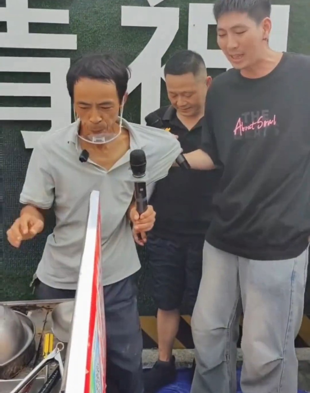 陌生男子強扯雞排哥。