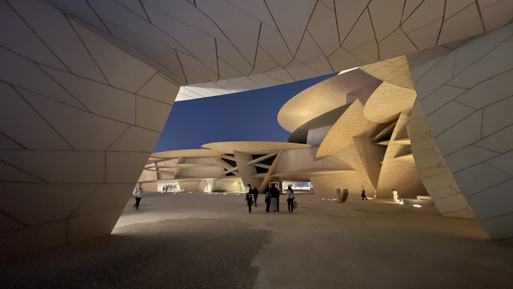 卡塔尔国家博物馆外形犹如一朵沙漠玫瑰。