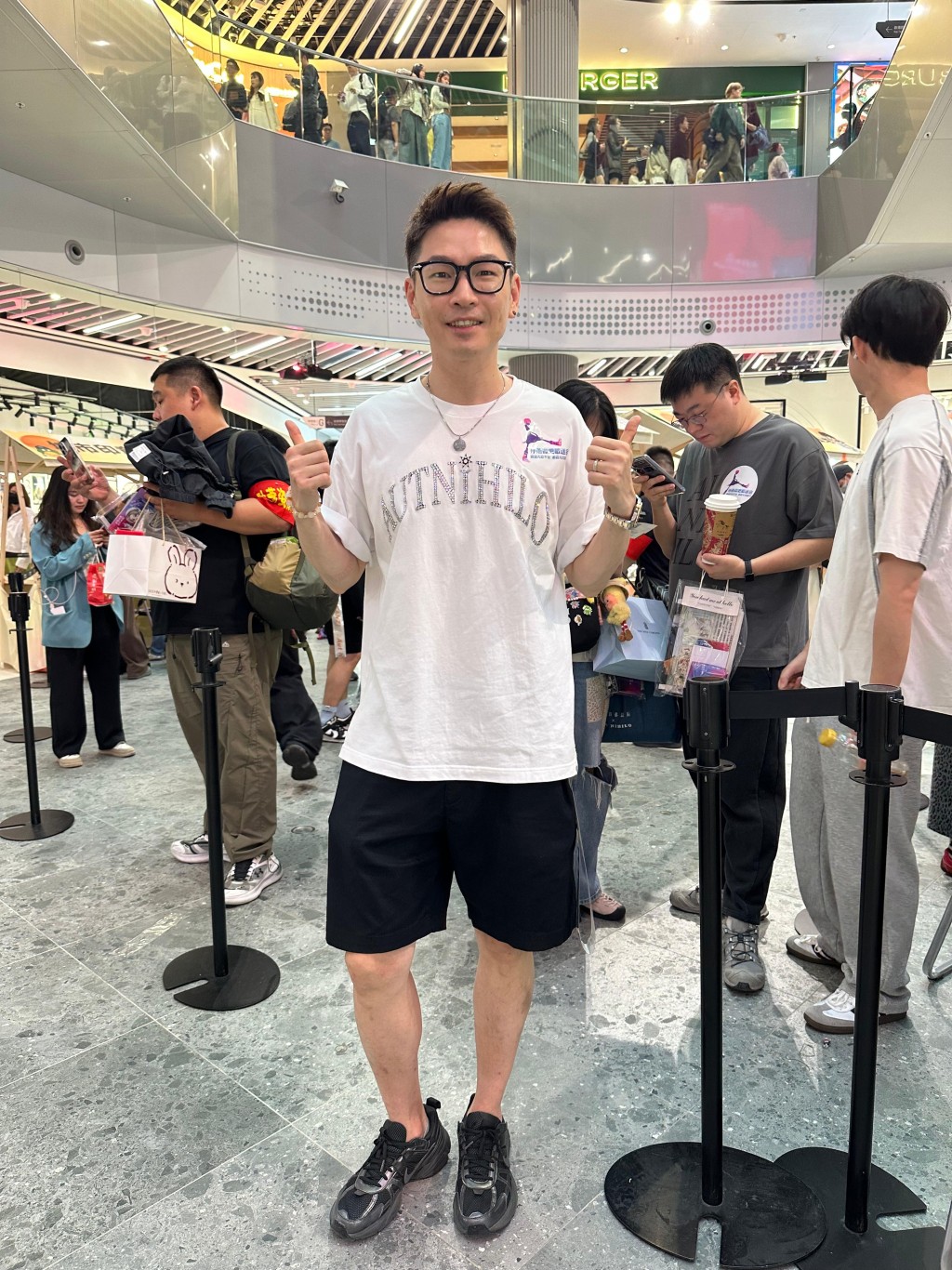 來自澳洲的歌迷 Zac指,香港的盛事氣氛強烈,整個啟德區都充滿活力。 來自澳洲的歌迷 Zac指,香港的盛事氣氛強烈,整個啟德區都充滿活力。