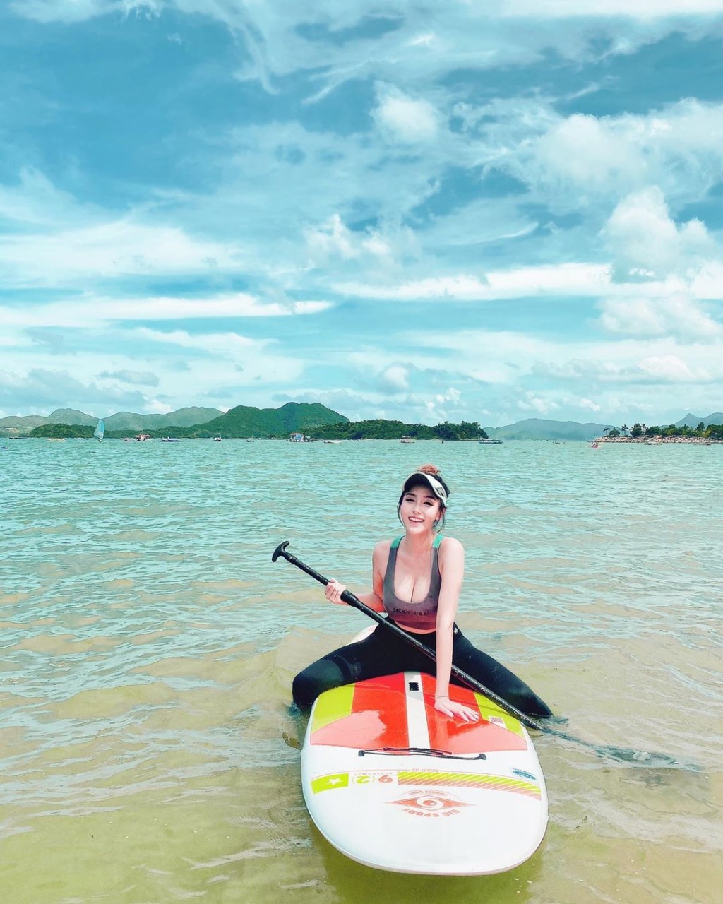 Phoebe仲玩水上活動。