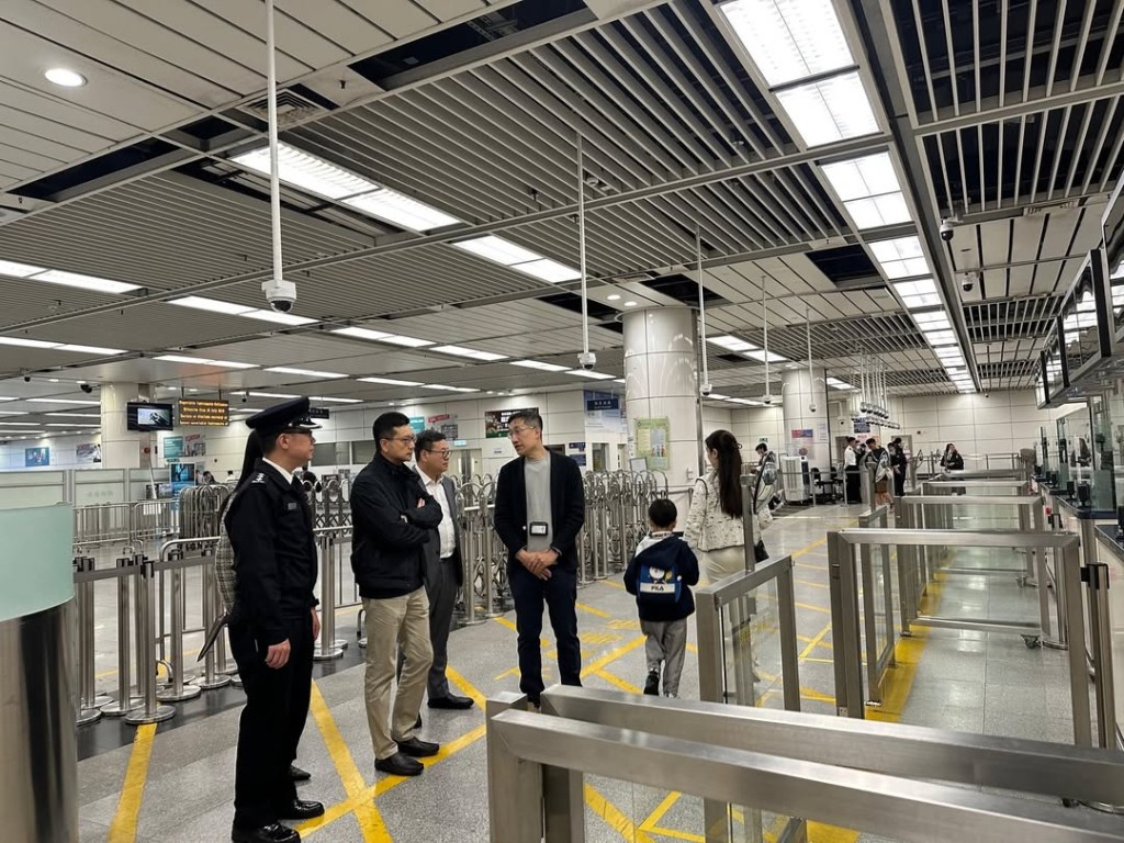 入境事務處副處長（管制、簽證及證件）程和木及助理處長（管制）樊曉聲在除夕夜親身到羅湖及深圳灣管制站視察。入境處IG圖片