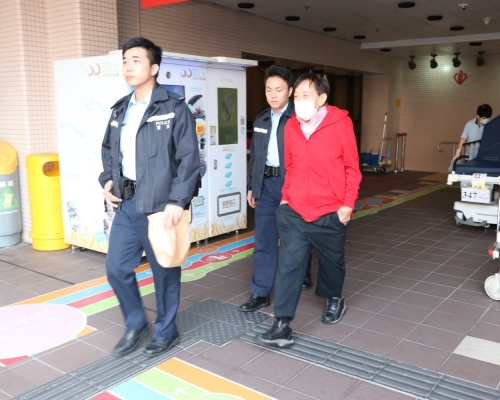 李宏邦離開急症室,由警員押返警署。 梁國峰攝