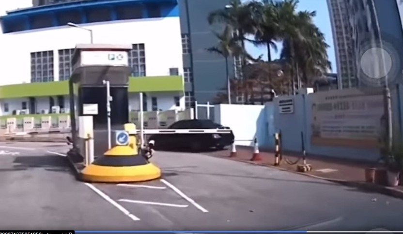 一辆私家车驶至将军澳健明邨一个停车场闸口外时，司机突然扭軚直铲上行人路。(影片截图)