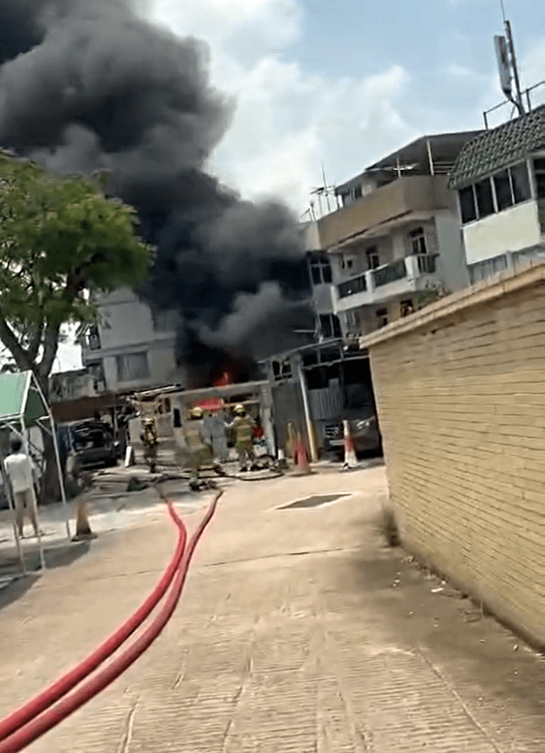 村屋起火冒煙。fb：元朗鄉約