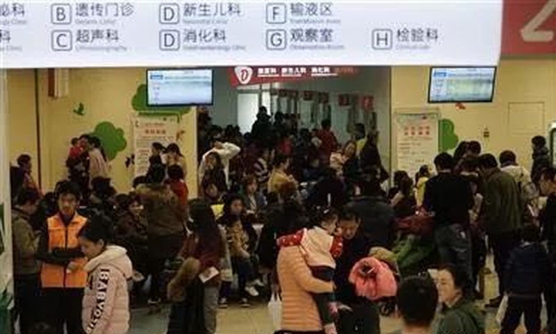 呼吸道合胞病毒爆發季節,醫院都擠滿兒童及家長。 新聞晨報資料圖 呼吸道合胞病毒爆發季節,醫院都擠滿兒童及家長。 新聞晨報資料圖