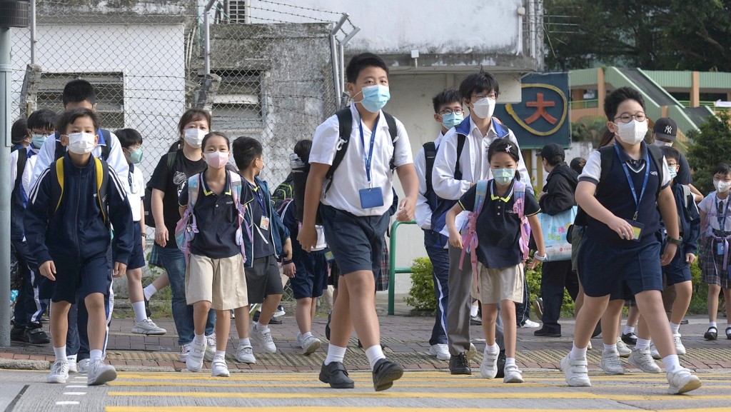 網民熱議小學半日制的利弊。資料圖片