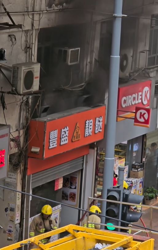 兩餸飯店起火冒出大量濃煙。Threads「masonmama_life」影片截圖