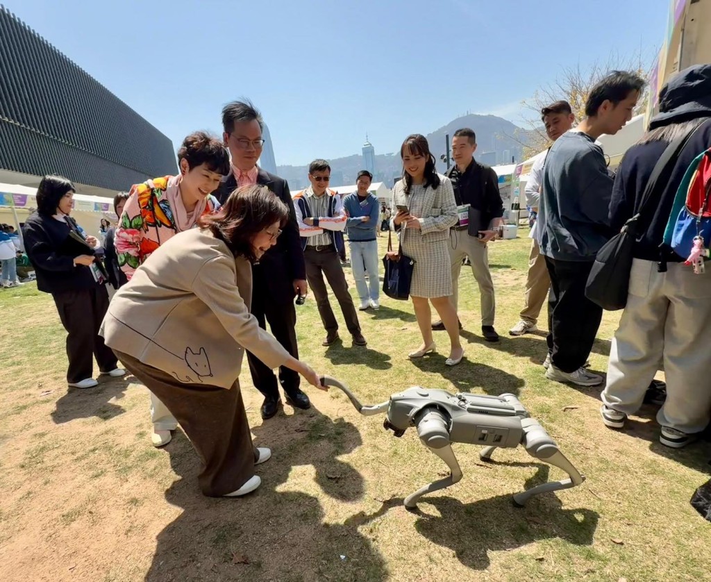 甯漢豪指發展局已主動與持份者合作，希望在無人機、機械人及人工智能（AI）方面推出更多系統，先行先試，並推動私人界別採用。