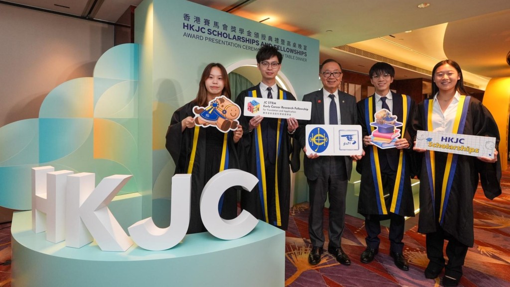 香港賽馬會主席廖長江（中）與賽馬會學人黃泓智（右二）、彭穎加（左一）及楊珮珮（右一）及賽馬會新晉創科學者林睿朗博士（左二）合照。